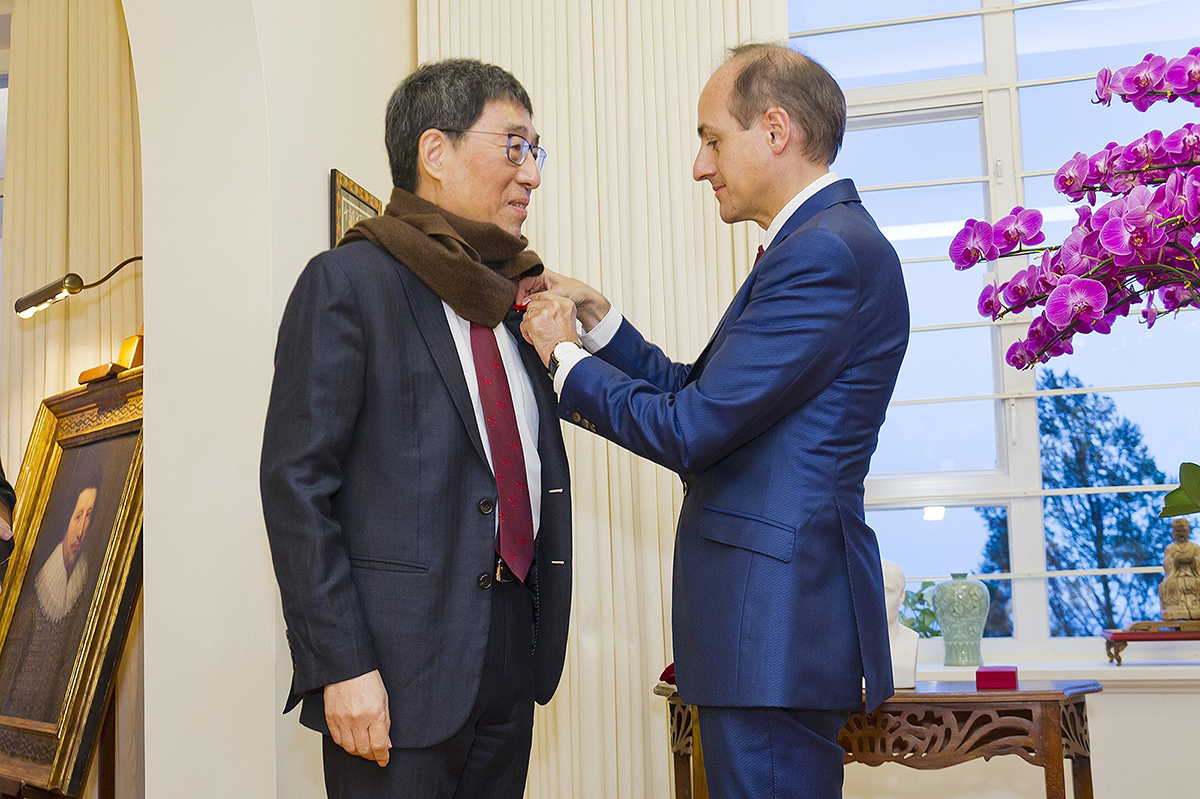 Professor Kuo (left) receives his award from Mr Giorgini. Mr Giorgini, in his congratulatory address, pointed out that the criteria used for sele