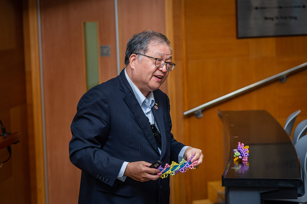 Professor Shie-Ming Peng, Chair Professor of Chemistry at National Taiwan University, kicked off the lecture by showing a string of “metal string complexes” model.