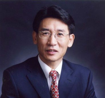 HKIAS Senior Fellow, Professor Qi-Kun Xue won the Oliver E. Buckley Prize
